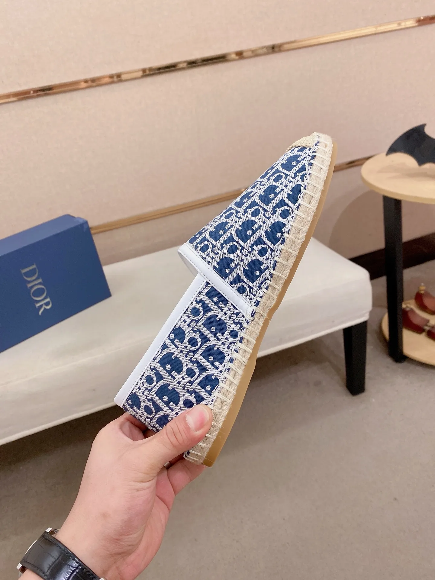 Factory price: 400💰High quality [Dior·Dior] 💫Men's latest slip-on Loaf casual shoes ✔️The original version is available at the counter simultaneously. 1:1 replica🏍️Fabrics: Italian imported fabrics, pure hand-drawn threads, raw rubber breathable and non-slip outsole, lining breathable and comfortable lambskin, 100% comfortable density, original rubber outsole wear-resistant ✔️Code number: 38-44, you deserve it, (Note: 37, 45, 46 can be customized, non-refundable and non-exchangeable)